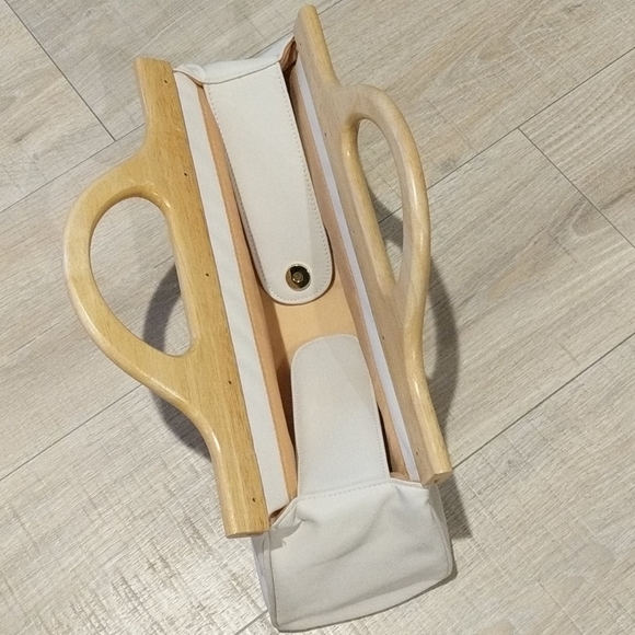 Cute white purse with wooden handles! - Picture 6 of 11